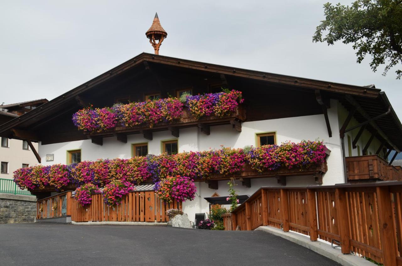 Pension Kirchbrugger Telfes im Stubai Bagian luar foto